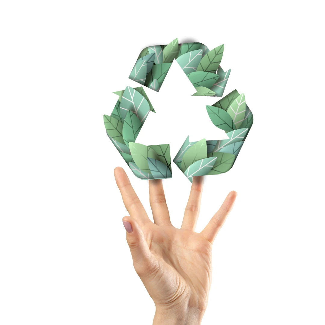 Eine Handgreift nach einem Recycling logo.
