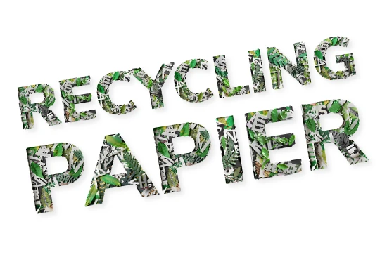 Eine Handgreift nach einem Recycling logo.
